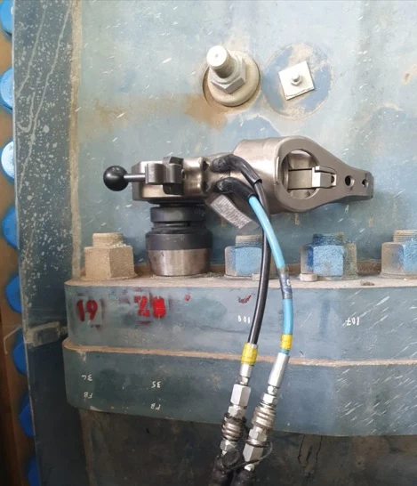 Tensor hidráulico de pernos instalado en una unión de brida